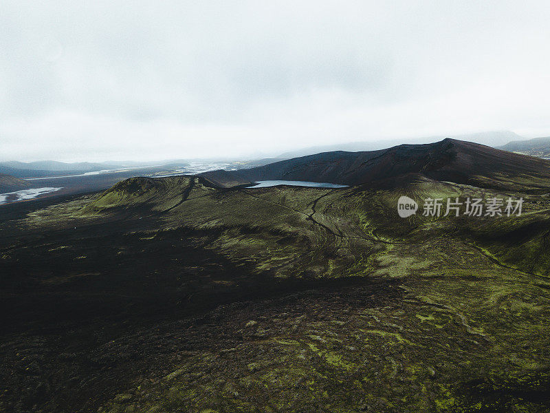 鸟瞰图在冰岛高地火山口美丽的湖