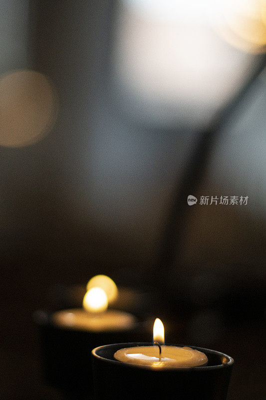 斯堪的纳维亚教堂里燃烧的蜡烛，特写