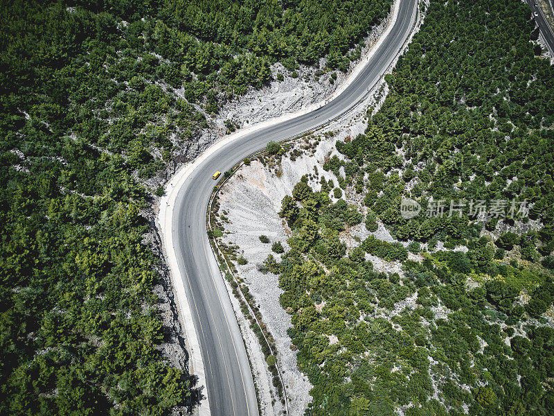 森林中道路的鸟瞰图。Mugla、土耳其