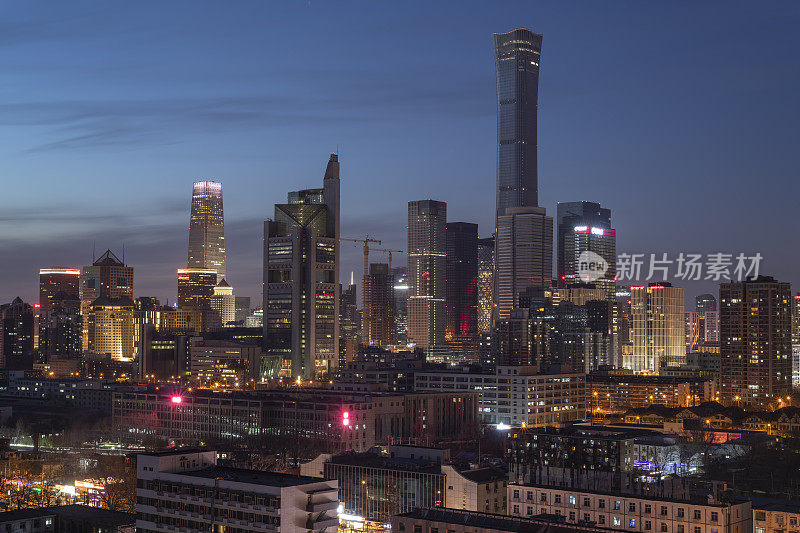 夜晚在北京中央商务区高楼林立的天际线上，中国城市的景观