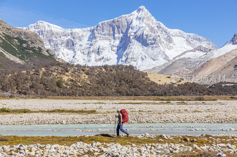 一位女士在圣洛伦索山前徒步旅行