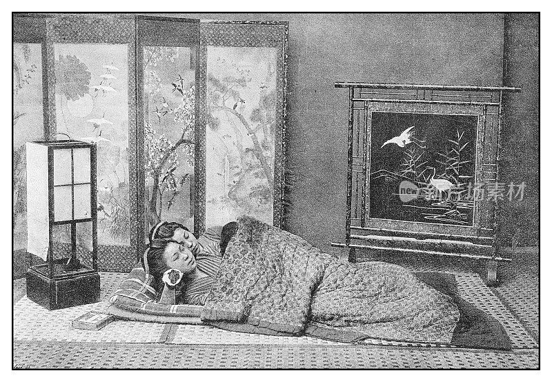 古董照片:两个日本女人在睡觉