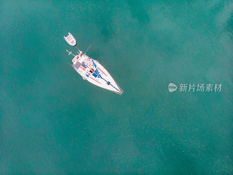 鸟瞰图游艇在美丽的海上