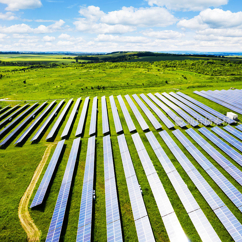 鸟瞰图的太阳能电池板能源领域在农村