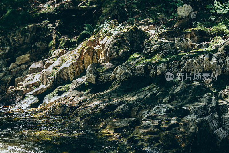 佛蒙特州咆哮支流沿岸的水形岩层