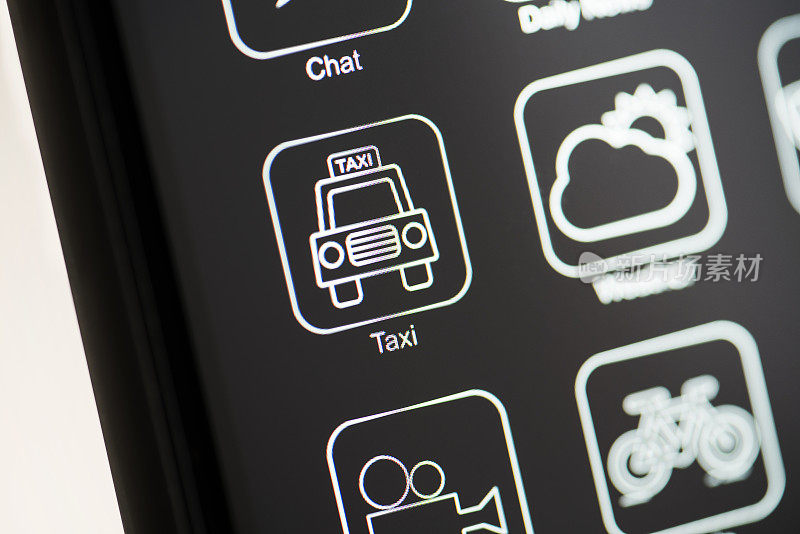 出租车应用在黑暗模式手机屏幕上