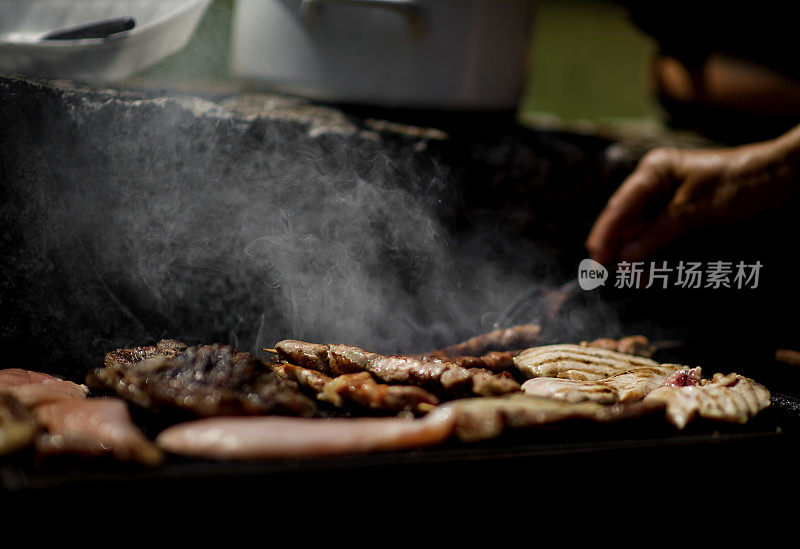 用烧烤架烧烤食物