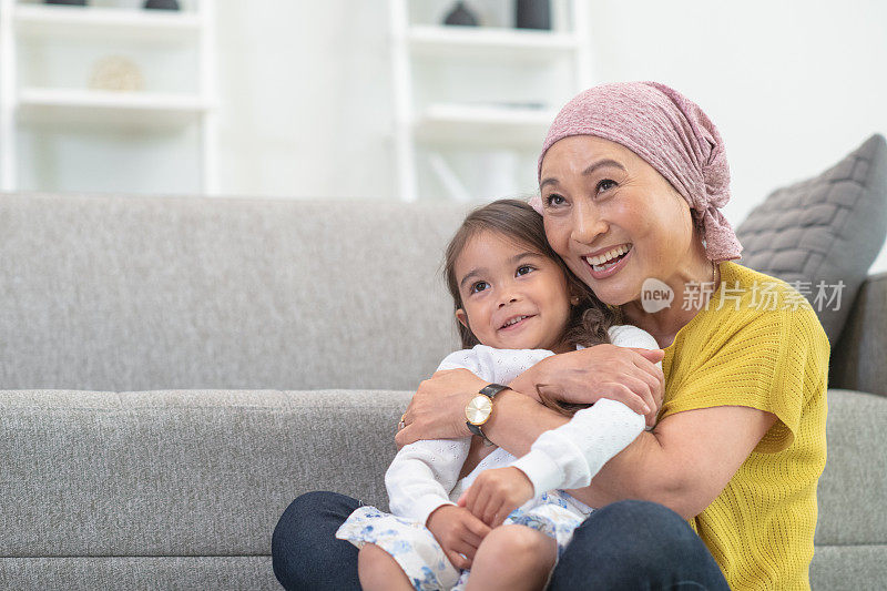 身患癌症的老年妇女深情地拥抱孙女