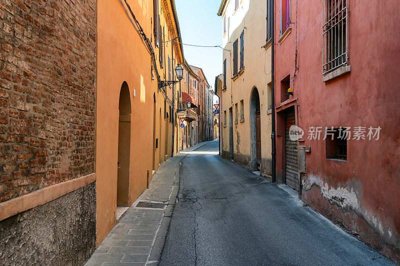 意大利费拉拉的狭窄街道