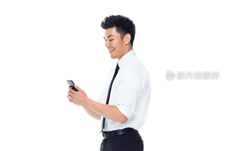 英俊的亚洲商人-拿着智能手机，看着智能手机