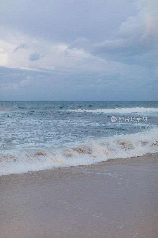 飓风多里安前的棕榈滩海浪