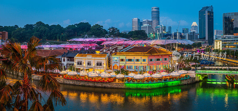 新加坡滨江餐馆在黄昏时照亮克拉克码头全景