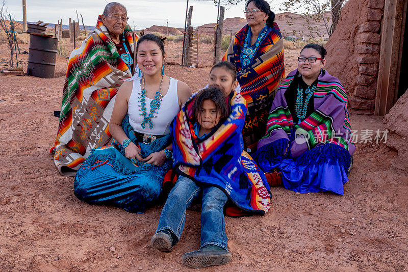 亚利桑那州纪念碑谷的美国原住民纳瓦霍三代家庭与祖母曾祖母和孙辈
