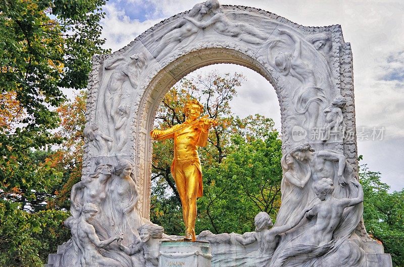 2018年10月2日，位于奥地利维也纳Stadtpark的约翰·施特劳斯纪念碑。奥地利伟大作曲家圆舞曲之王的金色雕像，演奏小提琴
