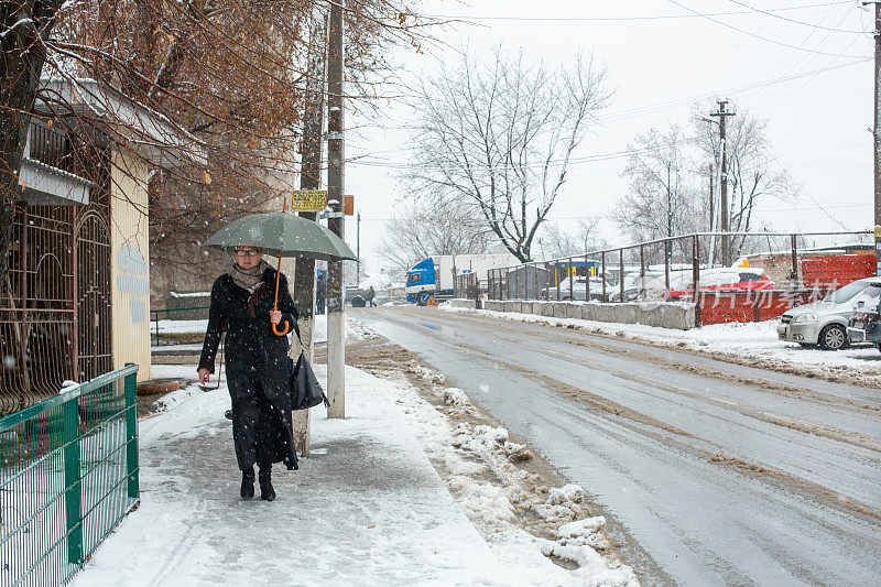 街道被雪覆盖。城市里的冬天。污垢和泥浆。