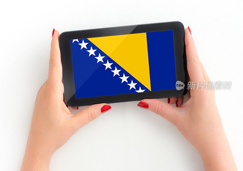 波斯尼亚-黑塞哥维那的旗帜在数字平板电脑在成熟的女性手中与个人观点