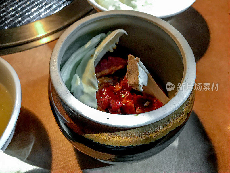 在横滨，一种用罐装生牛肉腌制的韩式烧烤，午餐时供应