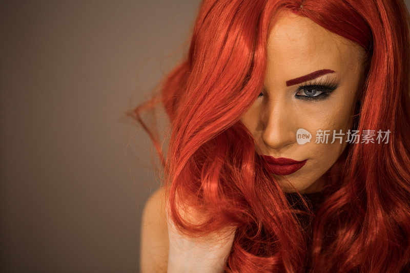 红色头发的女人