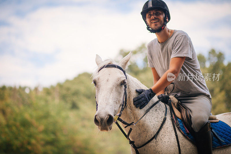 骑师在谷仓里骑马