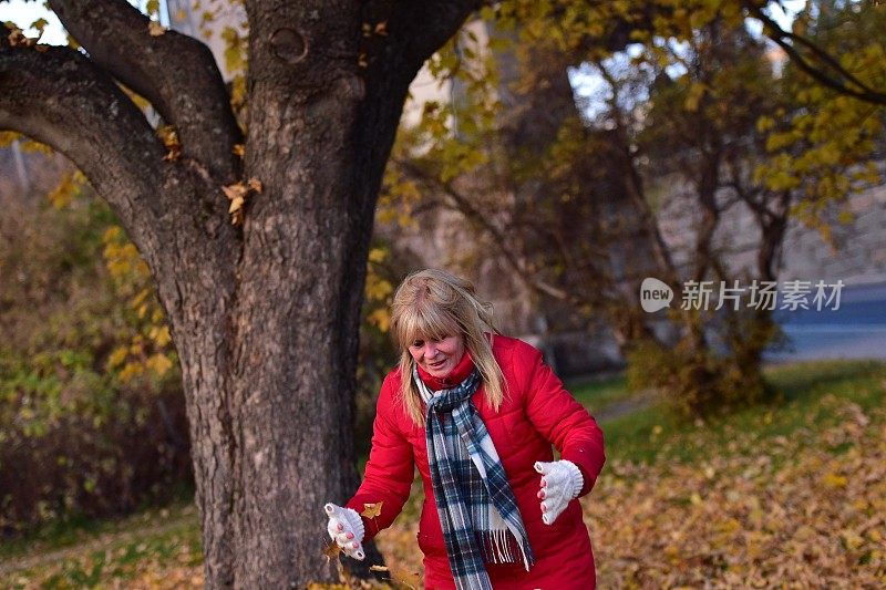 老女人在玩秋叶