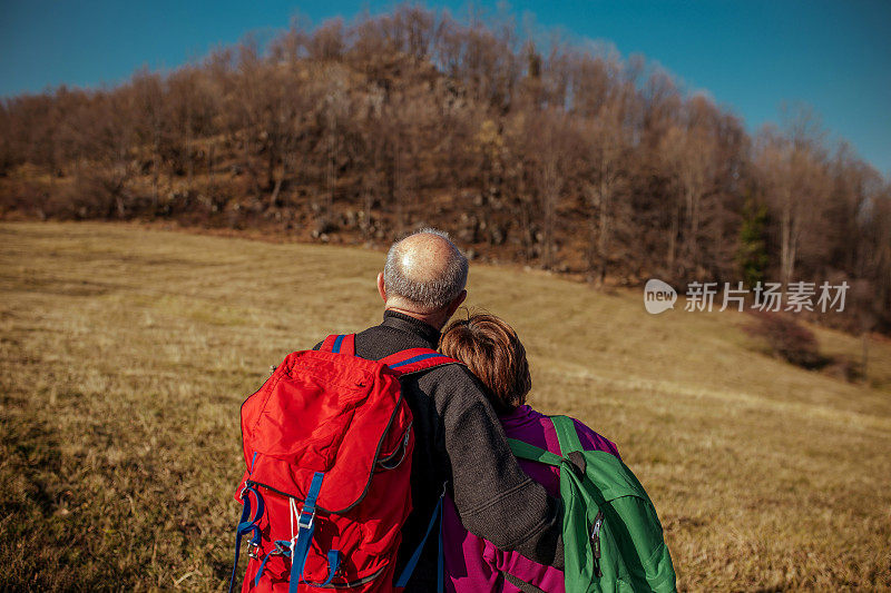 老年夫妇一起徒步旅行