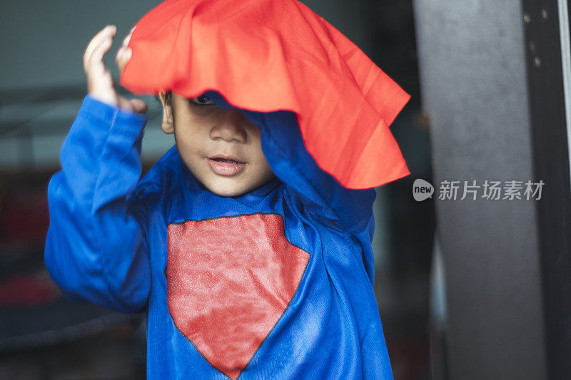 小男孩打扮成超级英雄的样子