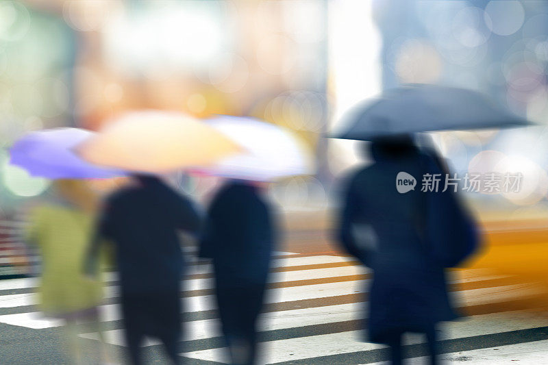 下着雨的曼哈顿大街上模糊的行人