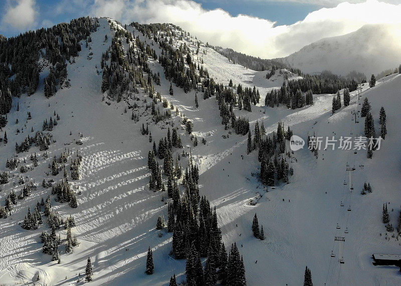 阿尔塔滑雪场位于犹他州的瓦萨奇山脉附近的盐湖城冬季的最高峰