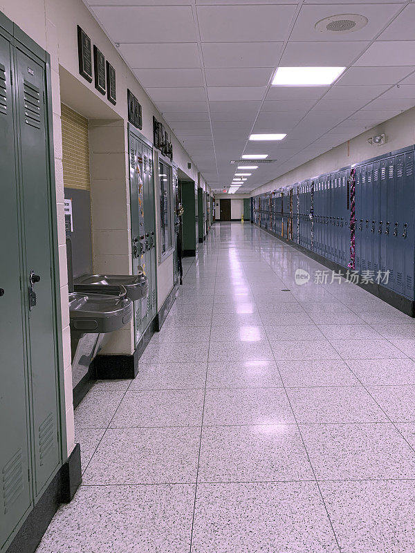 清空学校走廊和储物柜