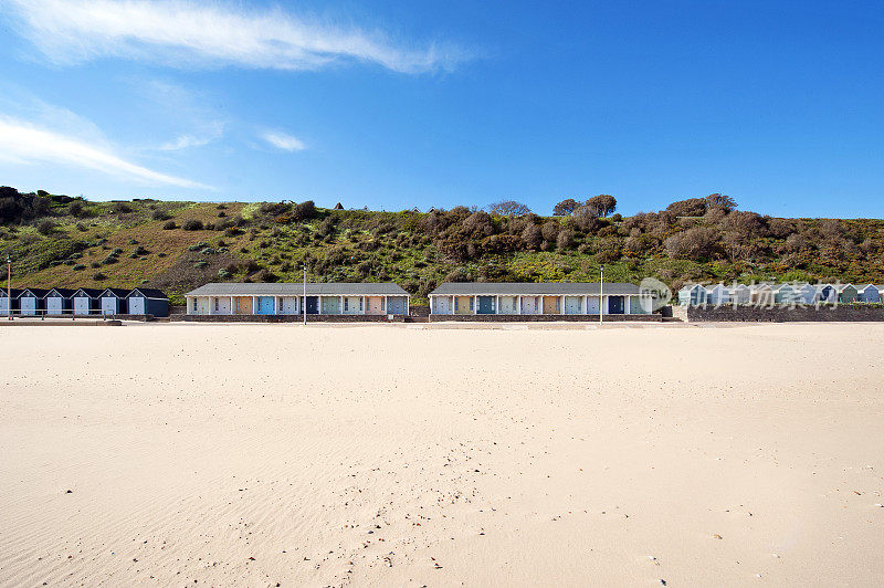 色彩缤纷的海滩小屋收集海滩漫步在侏罗纪海岸，英国，英国