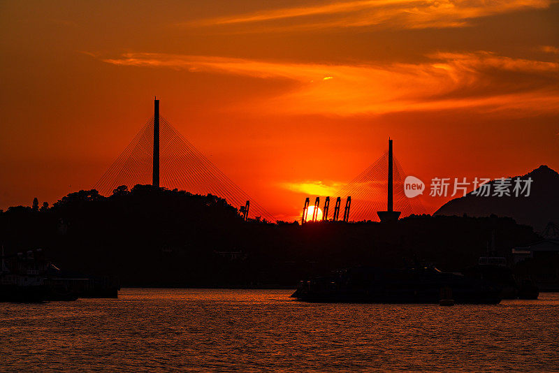 夕阳下的海港，香港