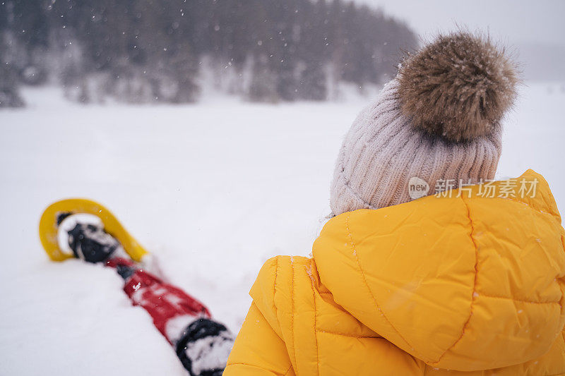 冬天的旅行者。年轻女子在深雪中旅游，享受冬季山。肖像。