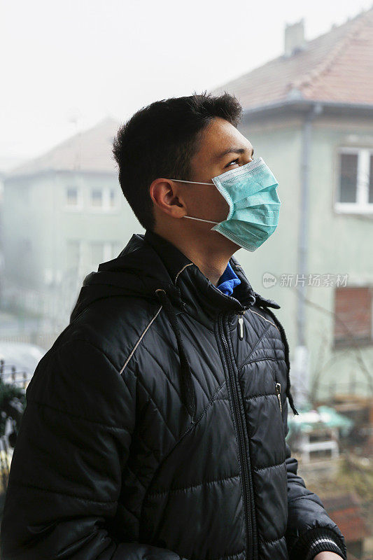 年轻人在空气污染期间戴口罩