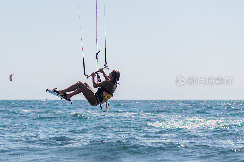 年轻女子kiteboarding