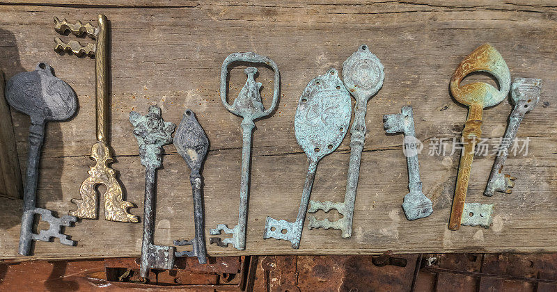 木桌上放着一组古董钥匙