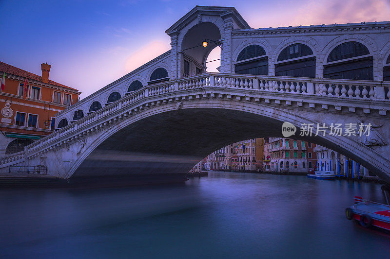 飘渺的长时间曝光――日出时的里亚托桥和大运河，意大利威尼斯