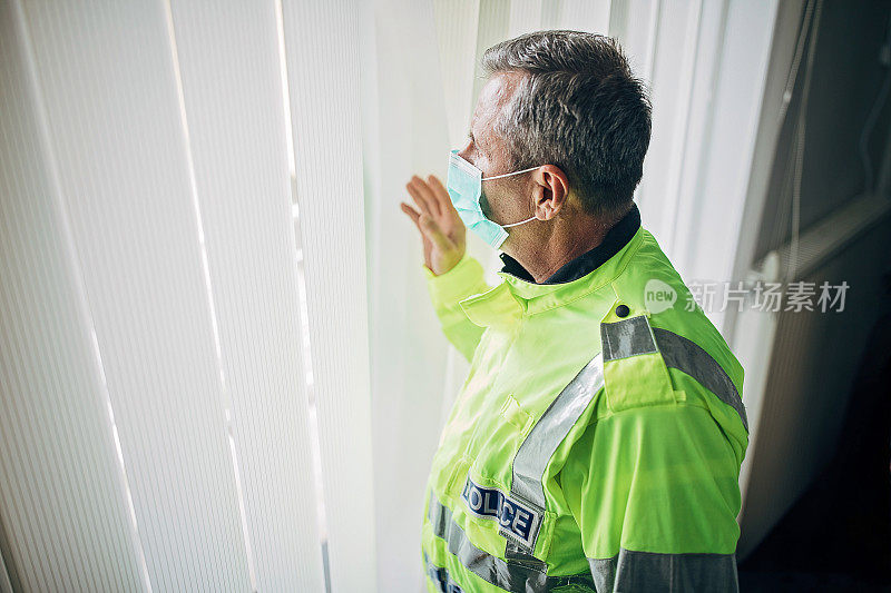 一位戴着防护面具的高级警官