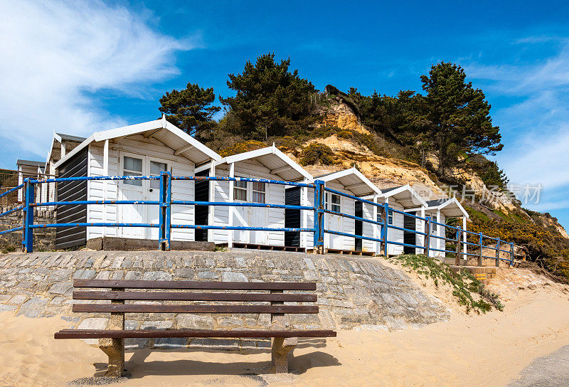 多塞特普尔的海滩小屋和长椅