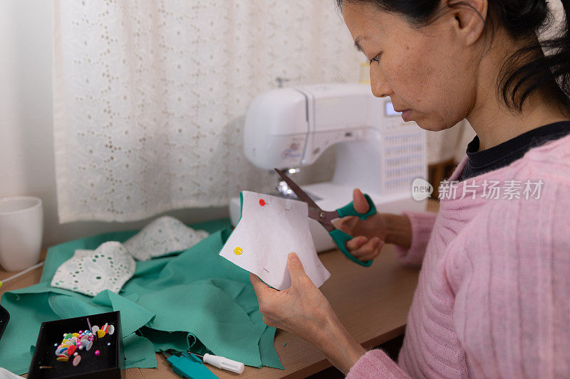 一名日本妇女在家里制作面具