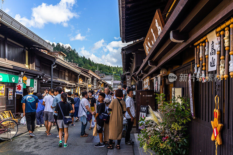 高山是一个受欢迎的旅游目的地，因为它保存完好的老城，日本