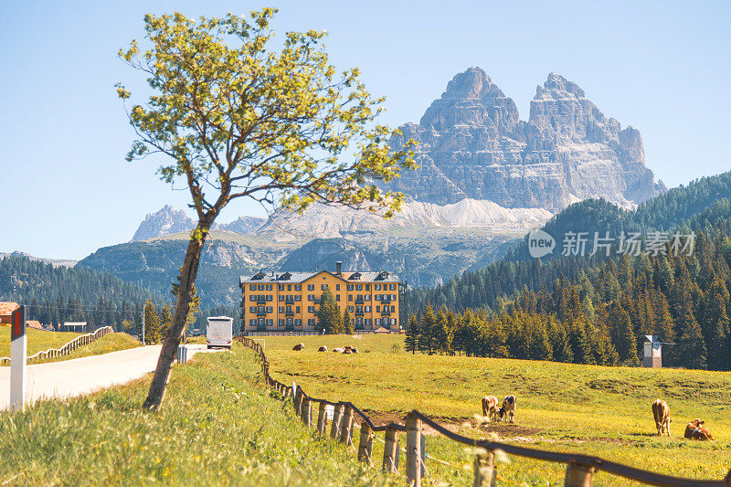 广角观看密苏里自然景观中的白云石。清晨，Famaus旅游景点后面有一座大山。Cadore。威尼托。意大利。