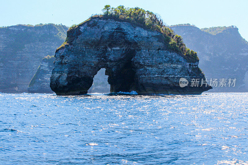 巴厘岛海岸，靠近努萨二号和乌鲁瓦图