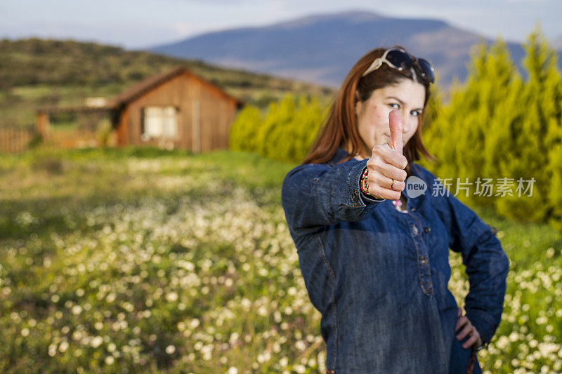 年轻美丽的女人做的标志，一切都好