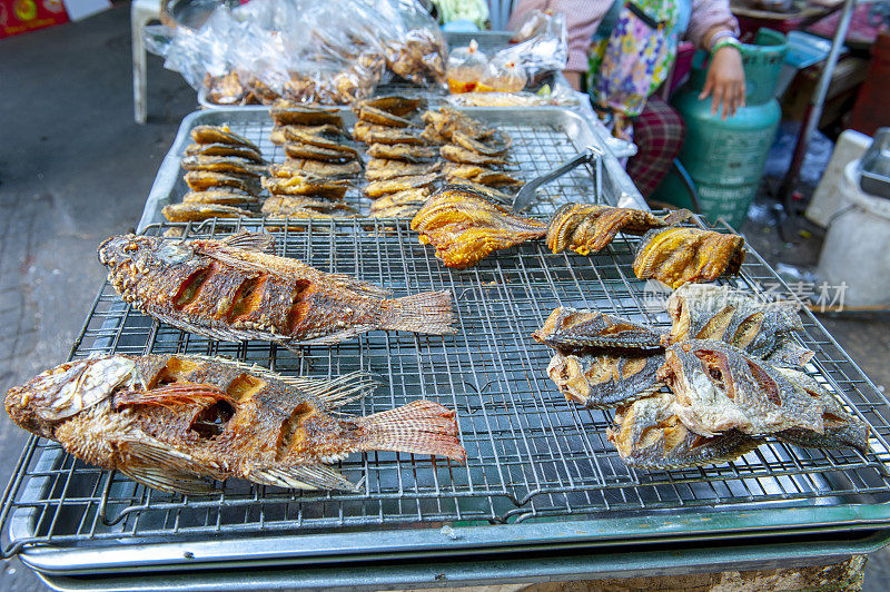 泰国的烧烤和炸鱼