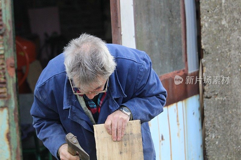 手拿斧头的成熟男人