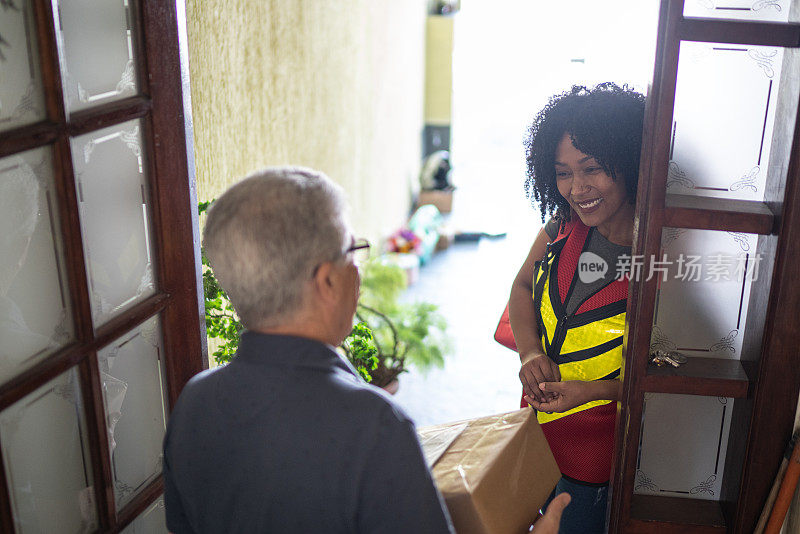 女快递员在老板家门口给他送包裹