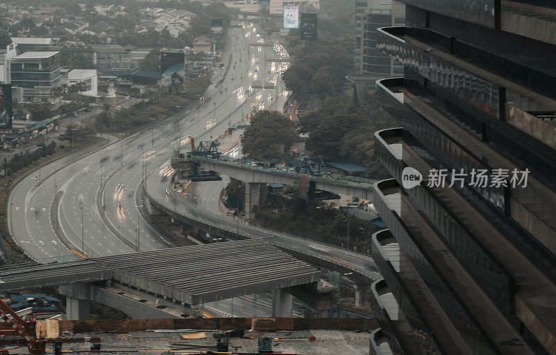 在八达岭嘉雅，一个高速公路施工工地在雨天从高角度观看高速公路旁边