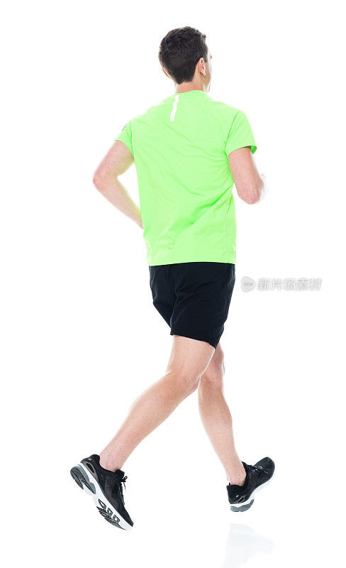 白人男性运动员穿着运动服在白色背景前慢跑