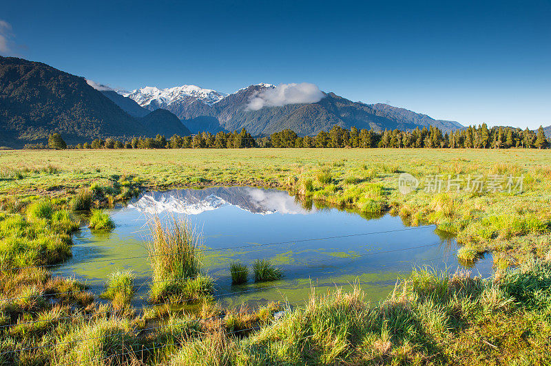 风景秀丽的马西森湖福克斯冰川镇南阿尔卑斯山山谷新西兰