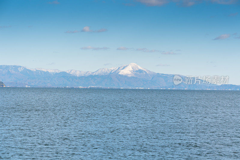 富士山、阿什湖、箱根寺和观光船在日本的秋天